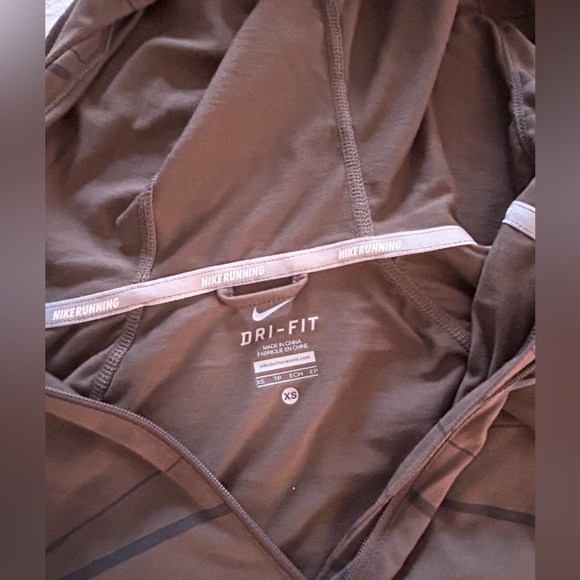 XS Nike dri fit running top in brown with black line details and 3/4 sleeves - Picture 4 of 5